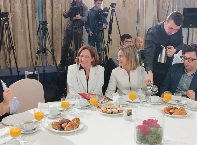 La alcaldesa de Barcelona, Ada Colau, junto a la líder de los comuns en el Parlament, Jessica Albiach.