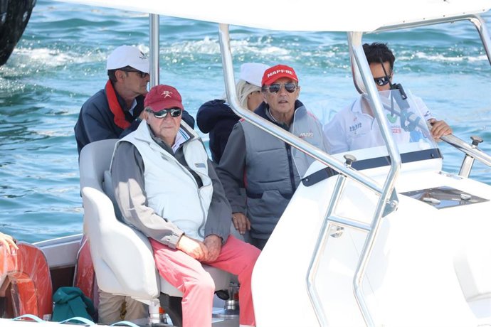 Archivo - El Rey Juan Carlos y Pedro Campos en una embarcación auxiliar durante la 3 Regata del IV Circuito Copa de España 2022 clase 6m de vela, a 20 de mayo de 2022, en Sanxenxo, Pontevedra, Galicia (España).
