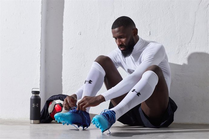 El defensa internacional alemán Antonio Rüdiger es el  nuevo 'fichaje' de la multinacional de material deportivo Under Armour.