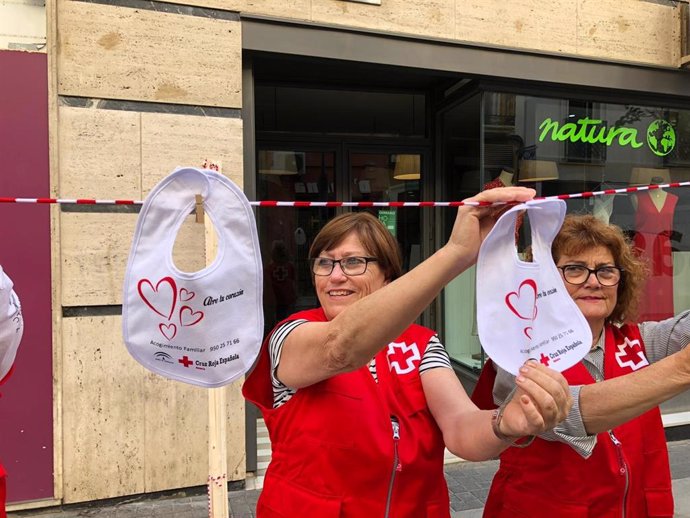 Archivo - Campaña de Cruz Roja en Almería para concienciar sobre la acogida temporal de menores en una imagen de archivo.