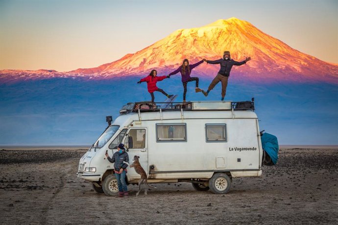 Archivo - Familia Viajera: Bel Sirvent, Javier Marven, Jara y Oliver