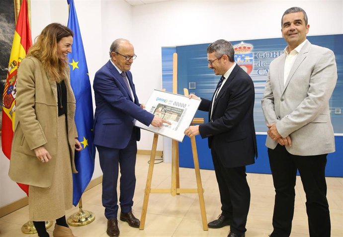 El consejero de Turismo, Javier López Marcano, y el delegado de la ONCE en Cantabria presentan el cupón especial de la ONCE que se emitirá el 16 de abril con motivo de la apertura de la Puerta del Perdón