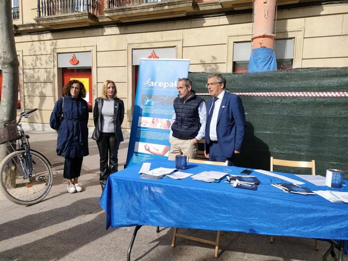 Visita de los consejeros de Salud, María Somalo, y de Servicios Sociales, Pablo Rubio, a la mesa informativa de AREPAK