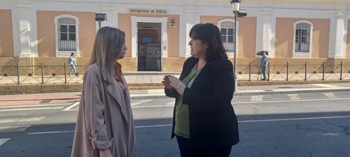 La parlamentaria andaluza y portavoz adjunta del PSOE en la cámara autonómica, María Márquez (izquierda), acompañada por la candidata del PSOE a la Alcaldía de Aljaraque, Yolanda Rubio.