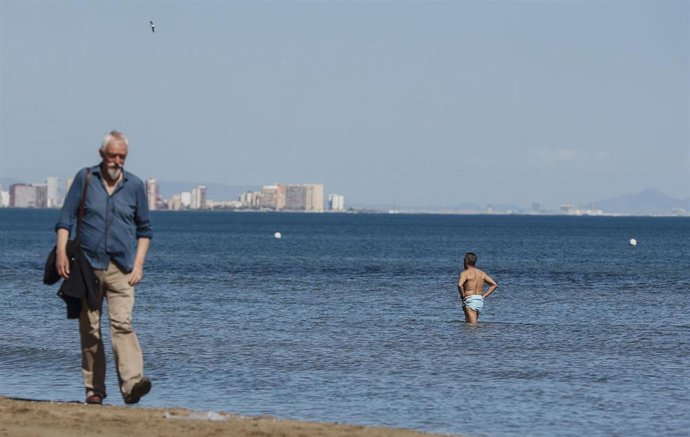 Archivo - Un hombre pasea por la orilla de la playa de La Malvarrosa