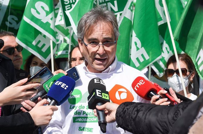 Archivo - El presidente del sindicato SATSE, Manuel Cascos, interviene ante los medios de comunicación durante una concentración por el grave bloqueo que sufre la Ley de Seguridad del Paciente, frente al Congresoa 26 de abril de 2022, en Madrid (Españ