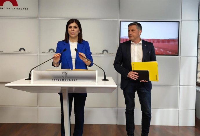 La secretaria general adjunta y portavoz de ERC, Marta Vilalta, y el portavoz adjunto, Jordi Orobitg, en rueda de prensa en la Cámara catalana.