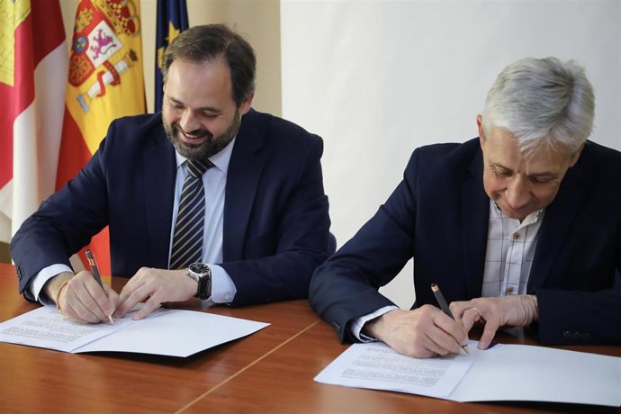 El presidente del PP de Castilla-La Mancha, Paco Núñez, ha sellado un contrato de "obligado cumplimiento" con los colectivos de autónomos en la región CEAT y ATA