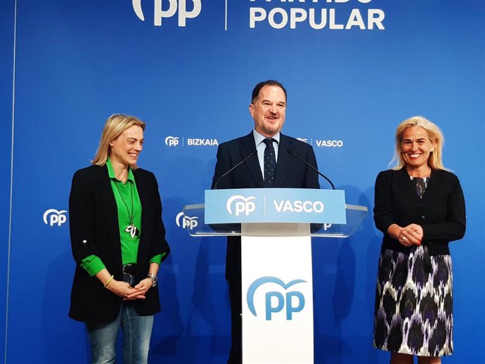 El presidente del PP vasco, Carlos Iturgaiz, junto a las candidatas Raquel González y Esther Martínez.