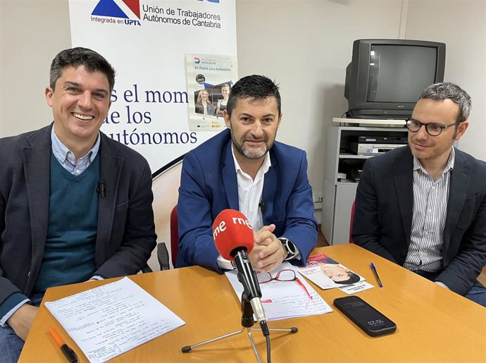 De izda a derecha: El portavoz del PSOE en e Ayuntamiento de Santander y candidato a la Alcaldía, Daniel Fernández; el presidente de UTAC-UPTA, Eduardo Abad, y el concejal socialista Néstor Serrano