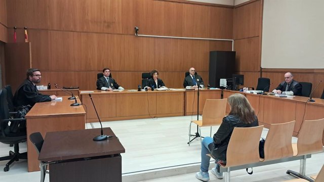 Una mujer acepta una condena de la Audiencia de Barcelona por un delito de odio al difundir 'fake news' sobre menores migrantes. El martes 11 de abril de 2023.