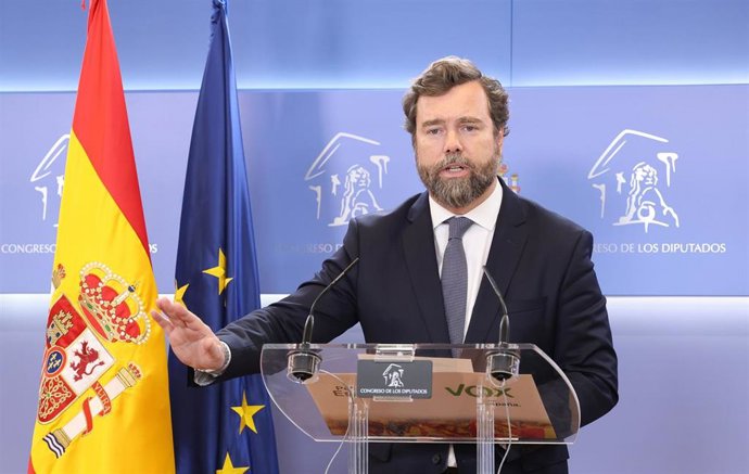 El portavoz de VOX en el Congreso de los Diputados, Iván Espinosa de los Monteros, interviene durante una rueda de prensa anterior a la reunión de la Junta de Portavoces, en el Congreso de los Diputados, a 28 de marzo de 2023, en Madrid (España).