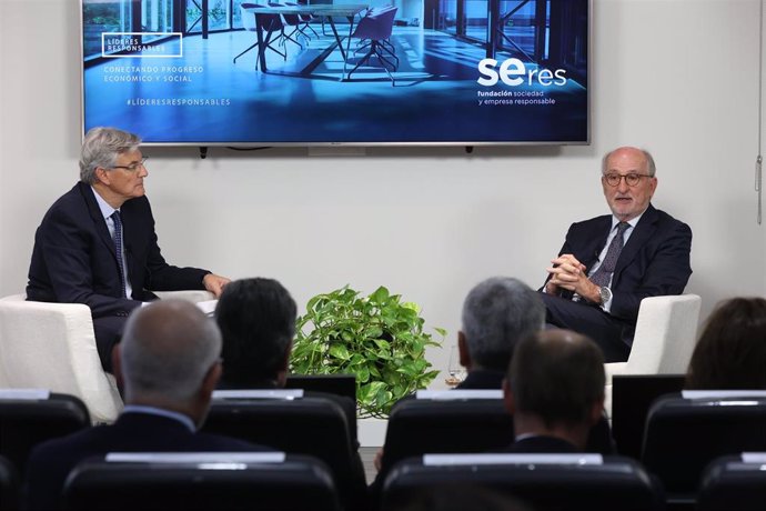 Fernando Ruiz, presidente de la Fundación Seres, junto a Antonio Brufau, el presidente de Repsol.