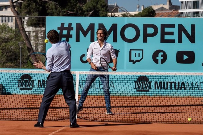 El alcalde de Madrid, José Luis Martínez-Almeida, y el director del Mutua Madrid Open, Feliciano López, pelotean en una pista en la PLaza de Colón.