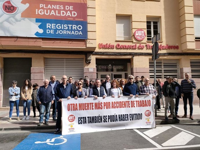 Concentración de UGT por el trabajador fallecido en una discoteca de Logroño