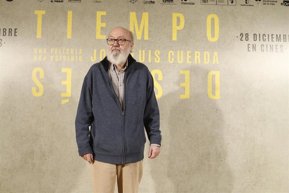 Archivo - El director José Luis Cuerda durante la presentación de la película "Tiempo después" en Madrid en 2018.