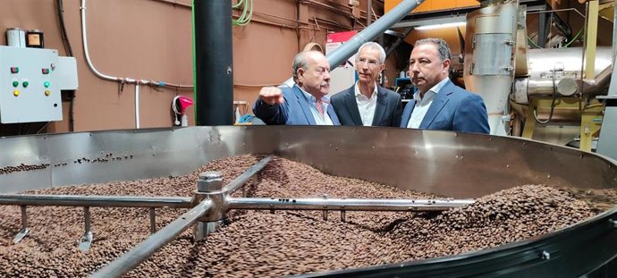 El candidato del PP en Utrera, Curro Jiménez, y el presidente del PP de Sevilla, Ricardo Sánchez, en la empresa Cafés Moicabo.