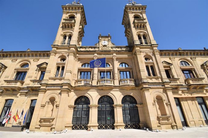 Archivo - La bandera de Europa ondea en el Ayuntamiento de San Sebastián