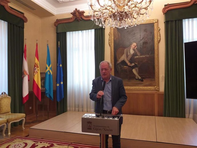 El concejal de Medio Ambiente y Movilidad del Ayuntamiento de Gijón, Aurelio Martín, en rueda de prensa en el Consistorio gijonés