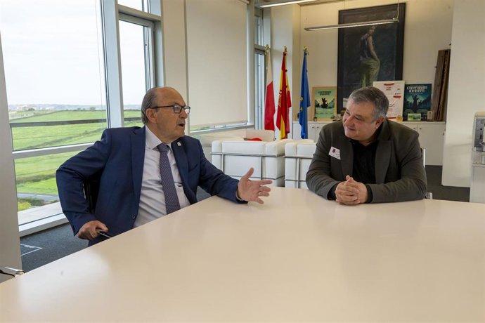 El consejero Javier López Marcano se reúne con el presidente de la Asociación de Hostelería, Javier Bedia