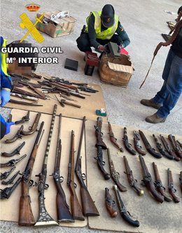 Imagen ofrecida por la Guardia Civil con las armas y municiones intervenidas