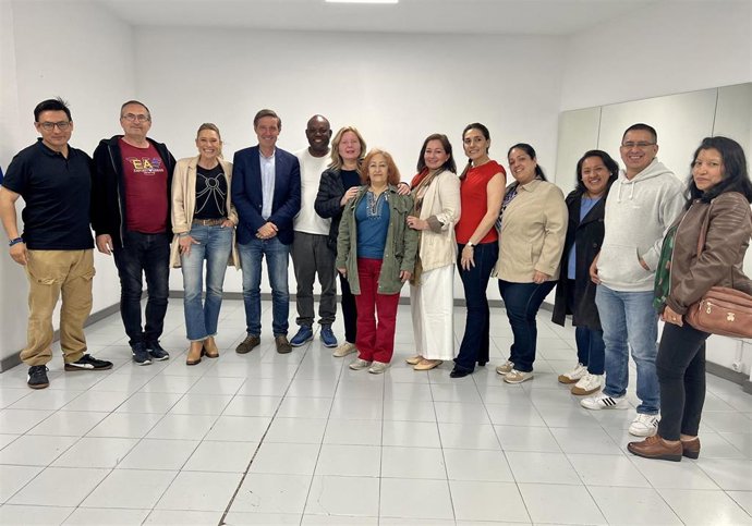 El candidato del PSOE en Oviedo Carlos Fernández Llaneza, con varias asociaciones de inmigrantes de Oviedo pertenecientes a la Federación de Asociaciones de Integración Multicultural de Asturias (FAIMAS)