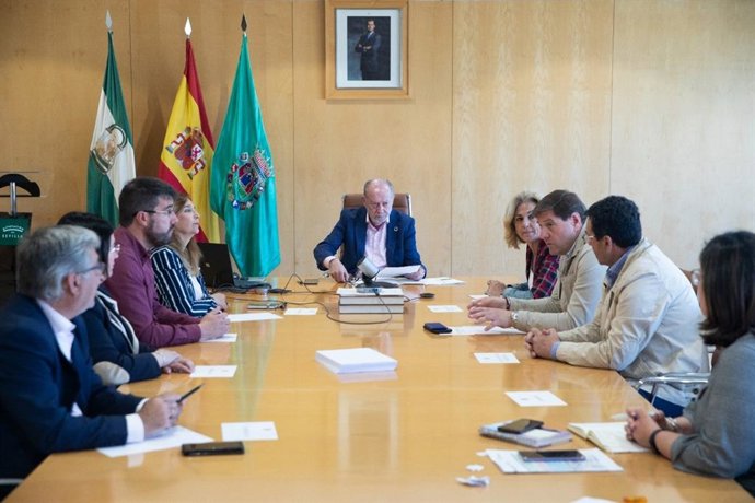 El presidente de la Diputación de Sevilla, Fernando Rodríguez Villalobos, en el centro de la imagen.
