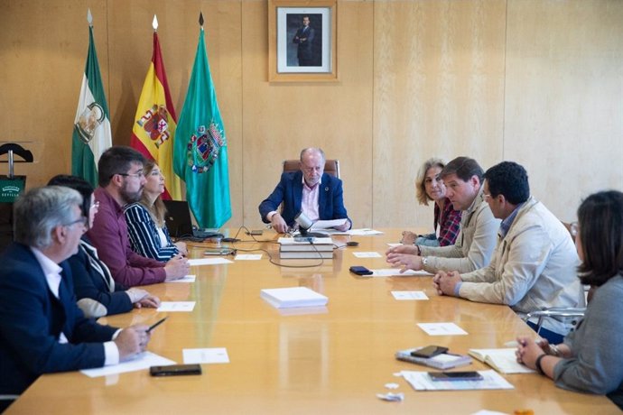 El presidente de la Diputación de Sevilla, Fernando Rodríguez Villalobos, en el centro de la imagen.