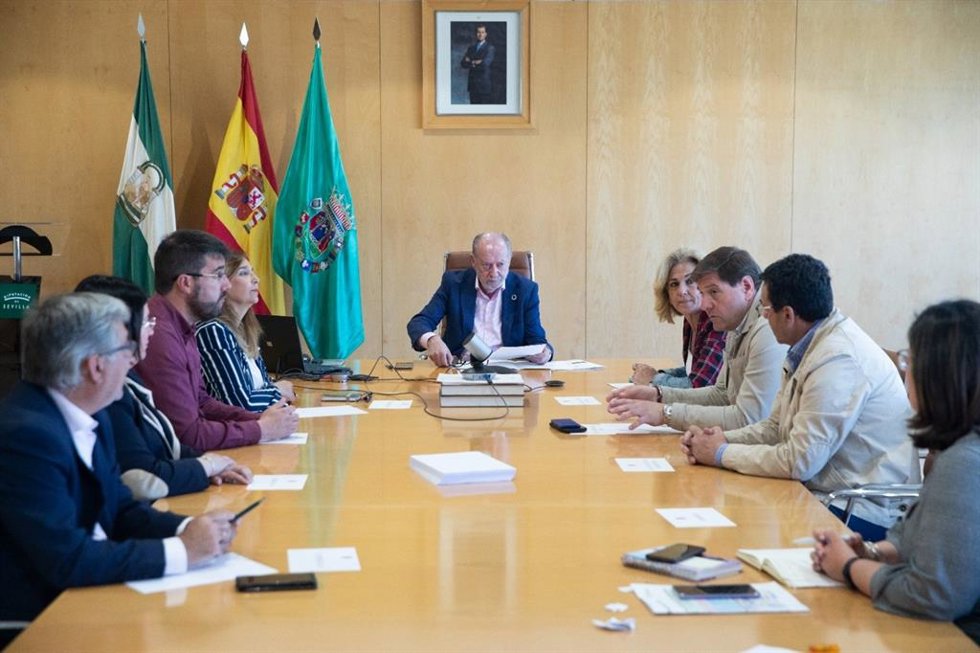 El presidente de la Diputación de Sevilla, Fernando Rodríguez Villalobos, en el centro de la imagen.