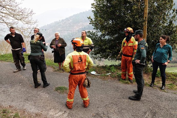 Bomberos de Asturias treabajan en el incendio de los concejos de Valdes y Tineo, en Asturias.