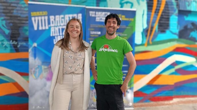 La concejal de Cultura de Barakaldo, Nerea Cantero, y Mikel Picaza , de Malas Compañías, junto al cartel de la nueva edición del festival de teatro de Bagatza.