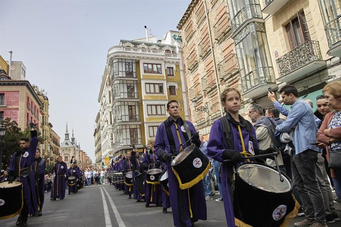 Varias personas tocan en una tamborrada maña que se dirige hacia la Plaza Mayor
