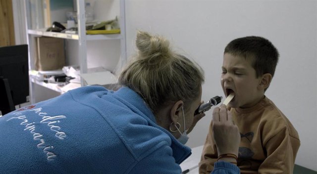 Médica de Atención Primaria atiende a un niño. Plano del documental 'Cerca de ti', de SEMERGEN.