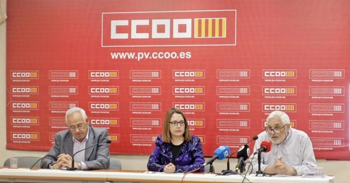 La secretaria de Políticas Públicas y Protección Social de CCOO PV, Ana Belén Montero, y los secretarios de las federaciones de Jubilados y Pensionistas de CCOO, Juan Sepúlveda, y de CCOO PV, Evaristo Soto