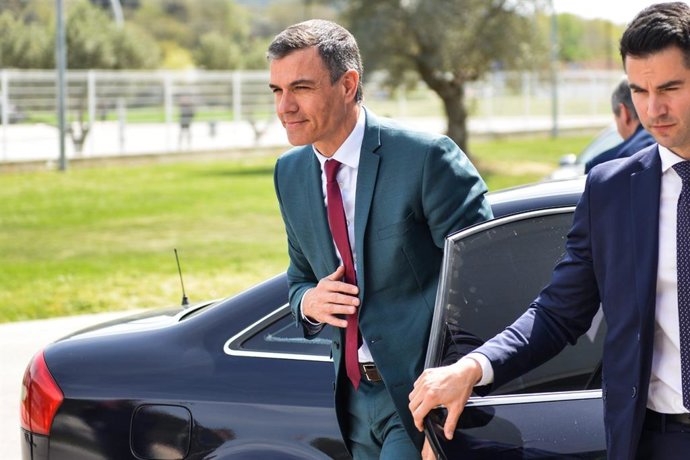 El president del Govern central, Pedro Sánchez, arriba a la seu d'Hipra a Amer.