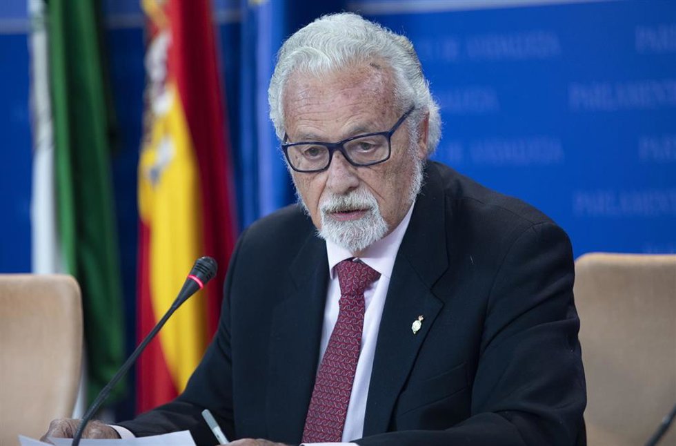 Archivo - El Defensor del Pueblo Andaluz, Jesús Maeztu, en rueda de prensa en el Parlamento, foto de archivo