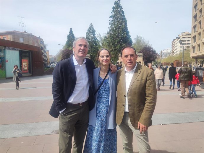 De izda a dcha, Jorge Azcón, Belén Izquierdo y Benito Serrano repasan las políticas de Zaragoza.