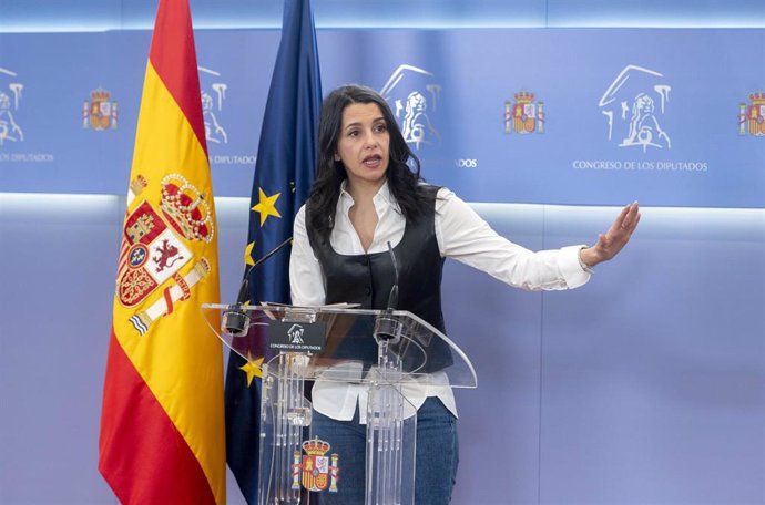 La portavoz de Ciudadanos en el Congreso, Inés Arrimadas, durante una rueda de prensa posterior a la reunión de la Junta de Portavoces, en el Congreso de los Diputados, a 11 de abril de 2023, en Madrid (España).