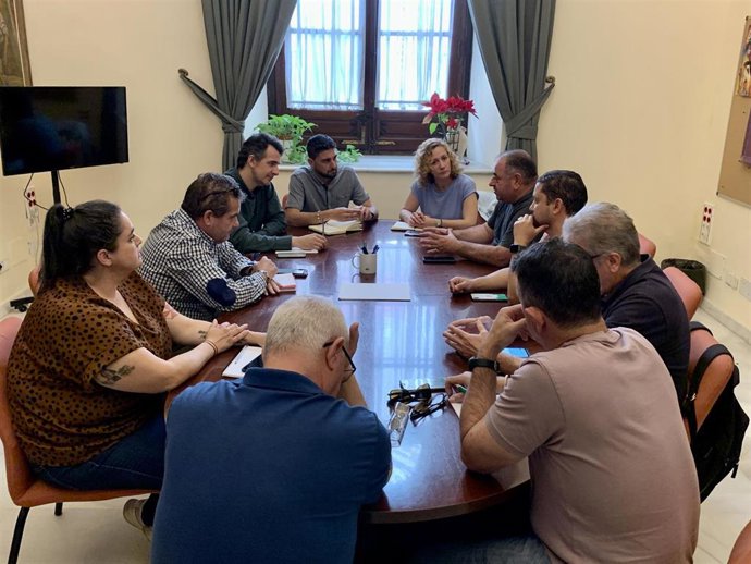 Reunión de Sánchez y Hornillo, de la confluencia Podemos-IU, con representantes de la plantilla de Tussam.