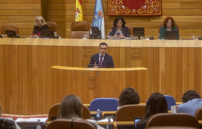 El conselleiro do Medio Rural, José González, comparece en el Parlamento.