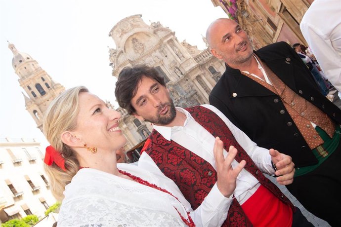 El secretario general de Ciudadanos, Adrián Vázquez, asiste al Bando de la Huerta en Murcia junto a la candidata a la presidencia de la Comunidad, María José Ros, y al candidato a la alcaldía de Murcia, Pedro García Rex