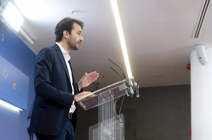 El coordinador autonómico de Podemos Murcia, Javier Sánchez Serna, interviene durante una rueda de prensa anterior a la reunión de la Junta de Portavoces, en el Congreso de los Diputados, a 11 de abril de 2023, en Madrid (España).