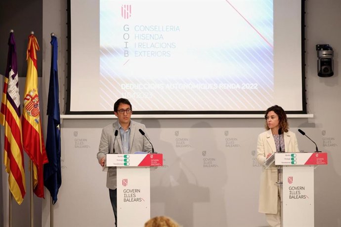 El portavoz del Govern, Iago Negueruela, y la consellera de Hacienda y Relaciones Exteriores, Rosario Sánchez, en la rueda de prensa posterior al Consell de Govern.