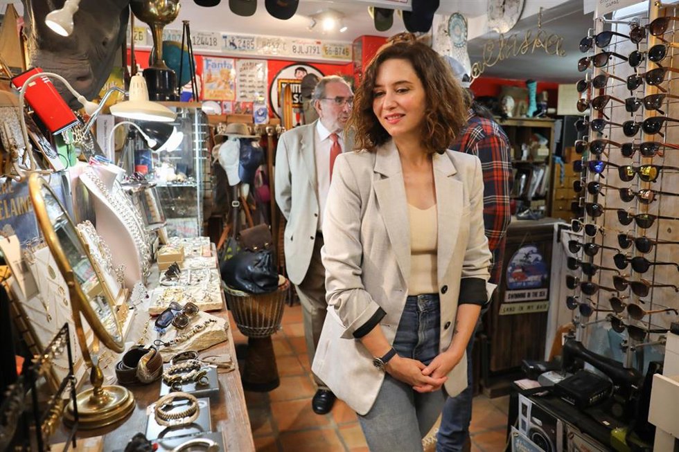 Isabel Díaz Ayuso en un paseo de precampaña por comercios en Navacerrada.