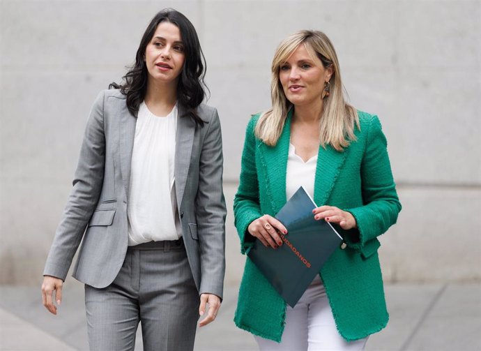 La portavoz de Ciudadanos en el Congreso, Inés Arrimadas (i),  y la portavoz nacional de CS, Patricia Guasp (d).