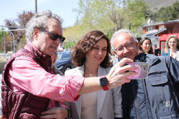 La presidenta de la Comunidad de Madrid y del Partido Popular de Madrid, Isabel Díaz Ayuso, se hace una foto con simpatizantes durante su visita al municipio de Navacerrada, a 11 de abril de 2023