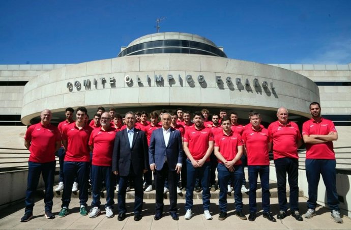 El presidente del COE, Alejandro Blanco, recibe a la selección española de hockey hielo en la sede del organismo.