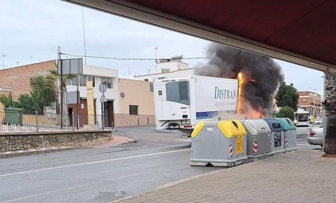 Incendio de un camión en la travesía que cruza La Puebla del Río el pasado 16 de noviembre.