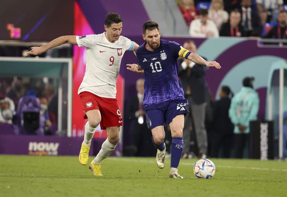 Archivo - Robert Lewandowski of Poland, Lionel Messi of Argentina during the FIFA World Cup 2022, Group C football match between Poland and Argentina on November 30, 2022 at Stadium 974 in Doha, Qatar - Photo Jean Catuffe / DPPI
