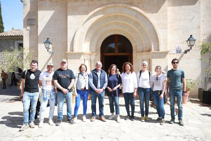 La presidenta del Govern, Francina Armengol; la presidenta del Consell de Mallorca, Catalina Cladera; y el alcalde de Sa Pobla, Lloren Gelabert, durante la pancaridad de Sa Pobla